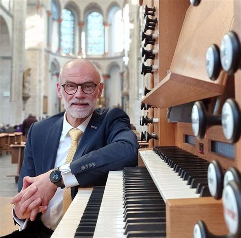 Arjan Huizer aan het orgel, met op de achtergrond een kerkinterieur.