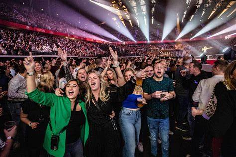 Foto van een feestelijke menigte tijdens De Vrienden van Amstel LIVE!