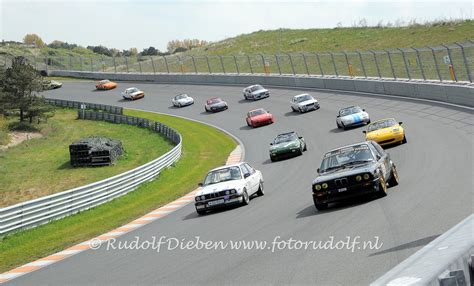 Screenshot van een race met verschillende Cars-personages op een kleurrijk circuit