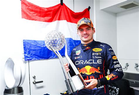 Max Verstappen signeert merchandise in de Max Verstappen Shop
