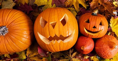 Collage van Halloween-gerelateerde afbeeldingen: pompoenen, spoken, kettingzaag, bliksem