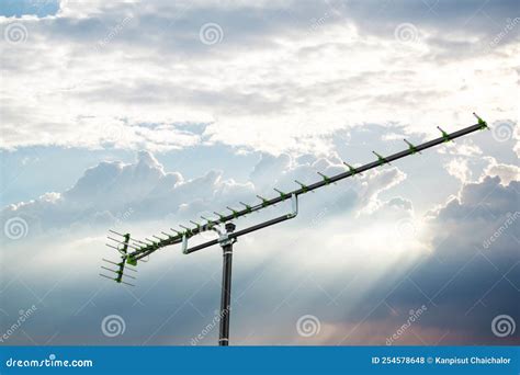 Vergelijking van een analoge en digitale televisie signaalweergave, met nadruk op ruis versus helderheid