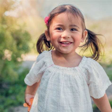 Een foto van een gezonde, lachende peuter