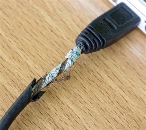 Close-up van een beschadigde flatcable connector op een TV paneel