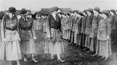 Historische foto van vrouwen tijdens de Eerste Wereldoorlog, mogelijk met militaire elementen op de achtergrond.