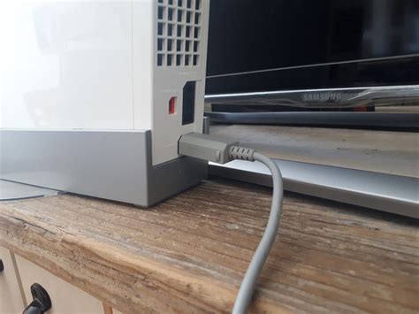 Illustratie van de Wii die via RCA-kabels is aangesloten op een smart TV.