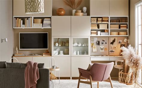 Illustratie van diverse combinaties van het IKEA BESTÅ opbergsysteem op een gele achtergrond, met een focus op het samenstellen van een gepersonaliseerde BESTÅ unit.