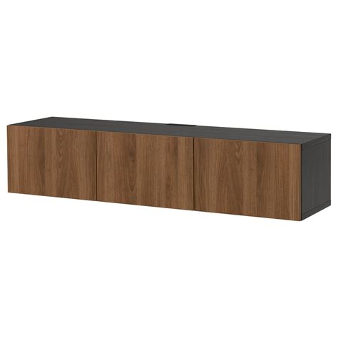 Een IKEA BESTÅ tv-meubel met diverse opbergvakken en deurtjes, tentoongesteld in een moderne woonkamer.
