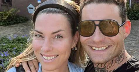 Foto van de eigenaren Douwe en Anouk met een pizza