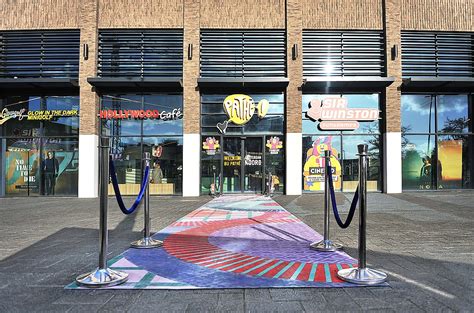 Foto van de buitenkant van Pathé Amsterdam Noord of een interieurfoto van een bioscoopzaal met Dolby Atmos logo.