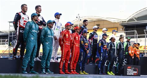 Diverse Formule 1 coureurs in actie tijdens een race