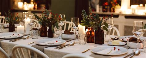 Foto van een feestelijk gedekte tafel met diverse gerechten