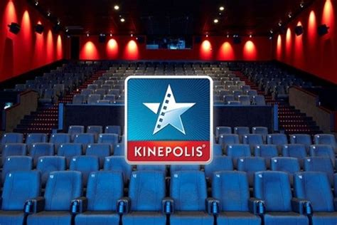 Interieur van de moderne Kinepolis bioscoop met comfortabele stoelen en groot scherm.