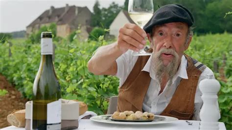 Ilja Gort in een pittoresk Italiaans dorpje, omringd door wijngaarden