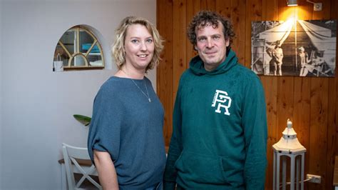 Foto van Fleur Wallenburg en Mark Visser tijdens de verkiezingsuitzending