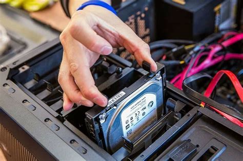 Infographic met de belangrijkste componenten van een satellietontvangstsysteem.