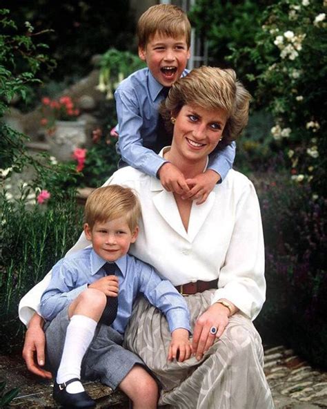 Foto van Prinses Diana met haar zoons Prins Harry en Prins William.