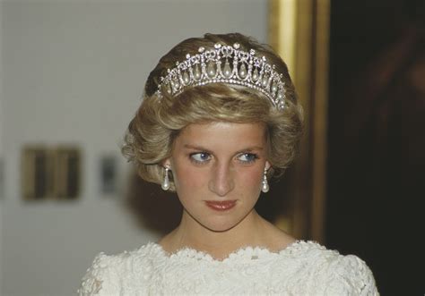 Montage van archiefbeelden van Prinses Diana tijdens liefdadigheidsevenementen.