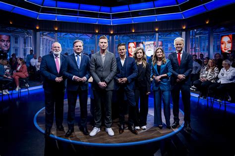 Historische foto van een politiek debat op televisie in de jaren '60.