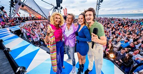 Informatiepaneel met de namen van artiesten die live te zien zijn op NPO 2 Extra tijdens Lowlands.