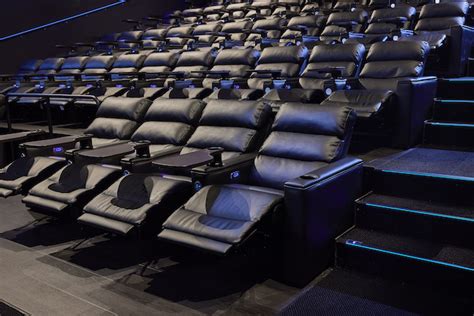 Interieurfoto van een van de bioscoopzalen met comfortabele stoelen