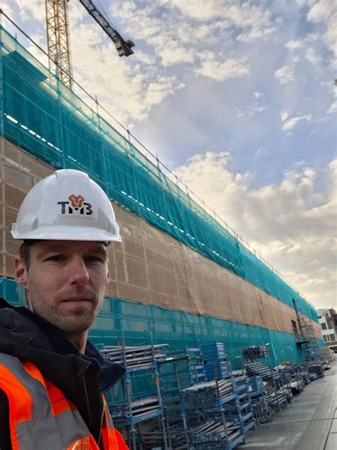 Illustratie van iemand die ontspant terwijl een opzegservice het werk doet