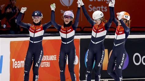 Nederlandse shorttrackploeg viert succes op het WK in Montréal