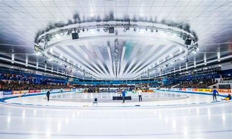 Schaatsers strijden tijdens het WK Allround in Thialf