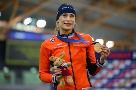Femke Kok viert haar wereldtitel op de WK Sprint