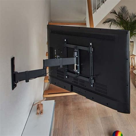 Illustratie van een elektrische tv-beugel die vanuit een meubel omhoog komt