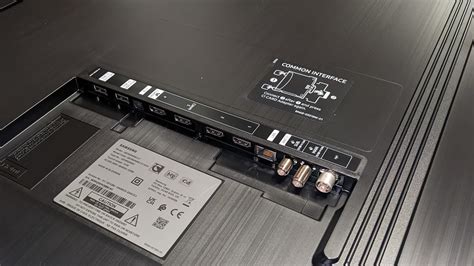 Diagram van de aansluitingen aan de achterkant van de Samsung QLED QE55Q90R televisie