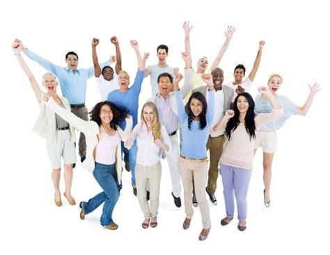 Afbeelding van een groep mensen die samen naar een livestream op een scherm kijken, wat de gemeenschapszin symboliseert.