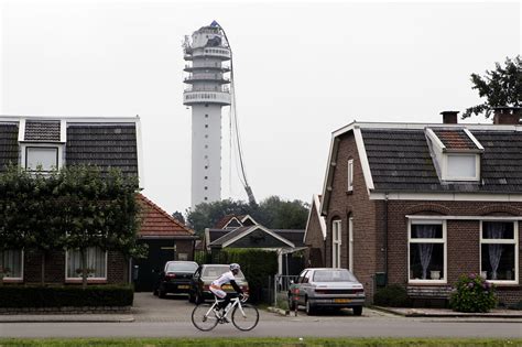 Schema van DVB-T signaaloverdracht van zendmast naar televisie.