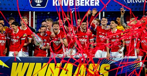 Archiefbeelden van een KNVB Beker-finale met juichende spelers en publiek.