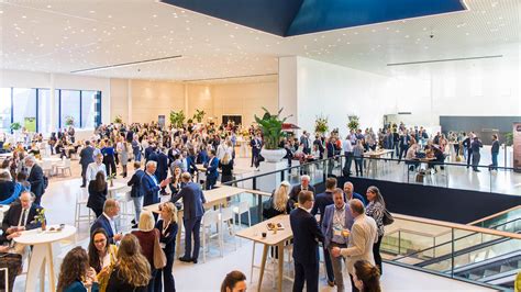 Illustratie van diverse toepassingen van livestreams: congres, concert, uitvaart, vergadering.