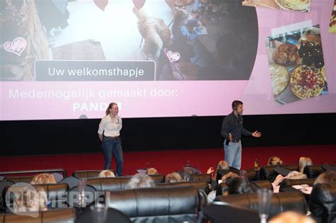 Feestelijk onthaal met drankje bij een Ladies Night in de bioscoop