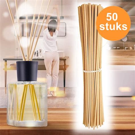 Collectie lege flessen en losse stokjes voor geurstokjes