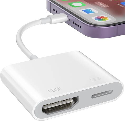 Foto van een Lightning Digital AV Adapter of USB-C naar HDMI-adapter, aangesloten op een iPad met een HDMI-kabel naar een tv.