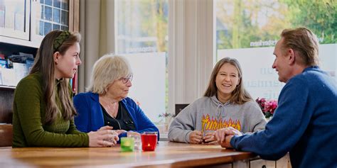 Beeld van een groep vrouwen die in gesprek zijn tijdens een talkshow.