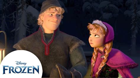 Karakters Anna, Kristoff en Olaf in een winterse omgeving