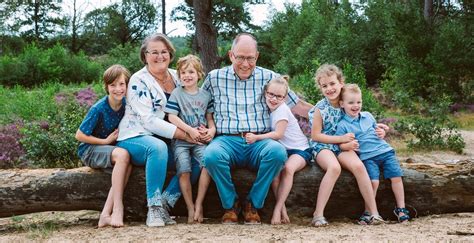 Een familiefoto van de Van den Bossches, die de hechte maar ook gecompliceerde banden binnen de familie weergeeft.