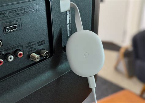 Afbeelding van een Google Chromecast-apparaat aangesloten op een TV