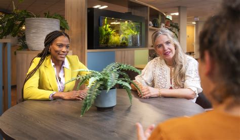 Marlies Jonker in gesprek met een crewlid op een filmset
