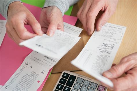 Een kampvuurscène met koppels die beelden van hun partners bekijken.