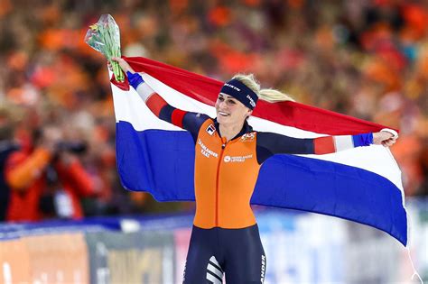 Irene Schouten viert haar overwinning op de 3000 meter.