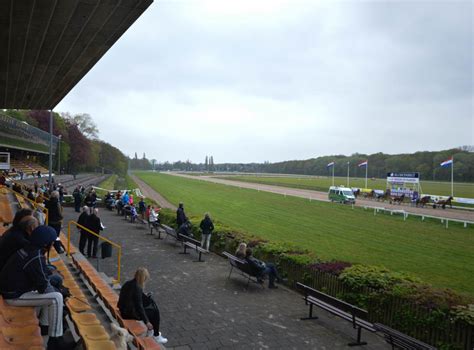 Een luchtfoto van Renbaan Duindigt, omringd door groen.