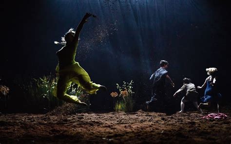 De hoofdpersonages Junior en Tulip in een kleurrijke, dynamische scène.