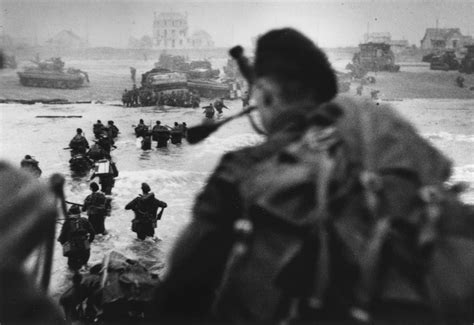 Soldaten landen op Omaha Beach tijdens de D-Day invasie in 'Saving Private Ryan'.