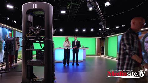 Sneak peek van de nieuwe, hypermoderne RTL Nieuws studio met presentatoren