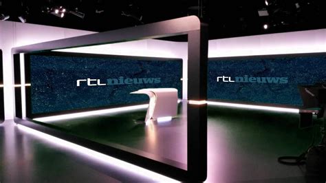 Overzicht van de moderne RTL Nieuws studio met chromakeyschermen